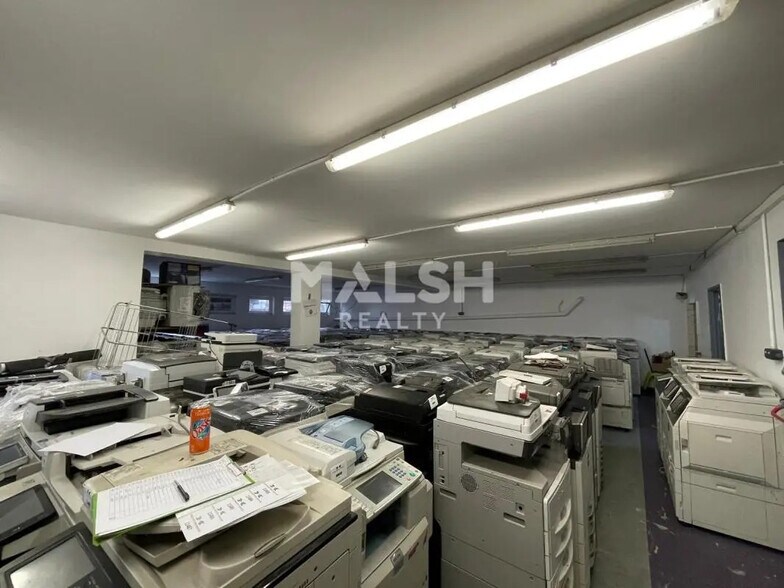 Flex in Saint-Priest for lease - Interior Photo - Image 3 of 4