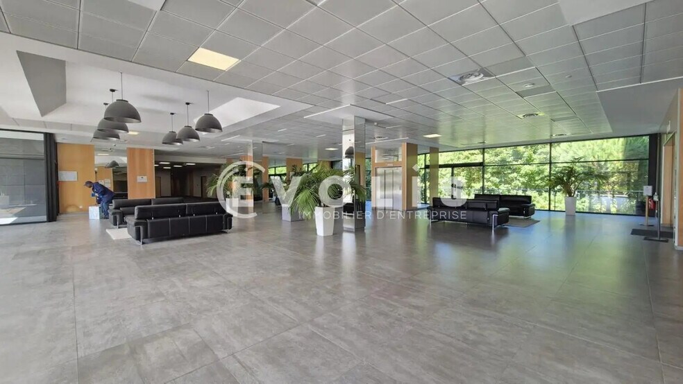 Office in Jossigny for sale - Lobby - Image 3 of 15