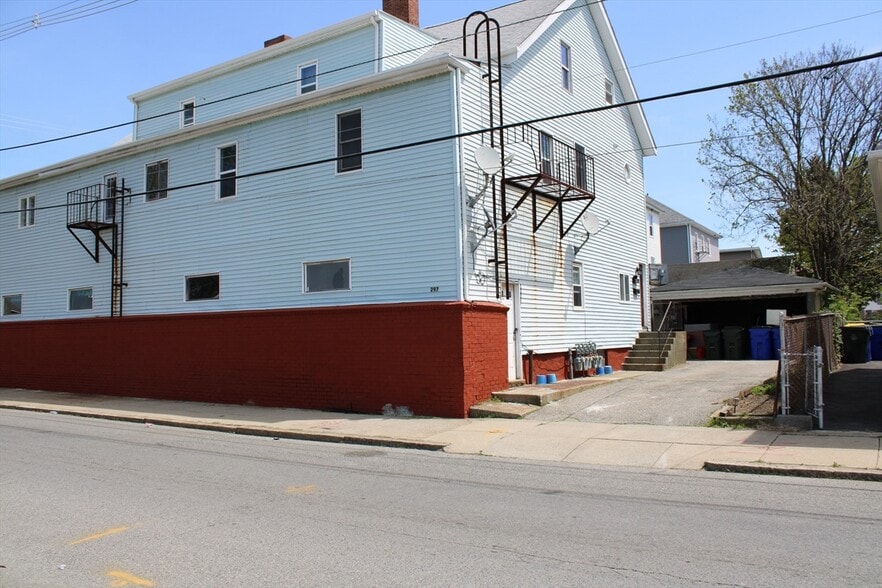 297 Lindsey St, Fall River, MA for sale - Building Photo - Image 1 of 1