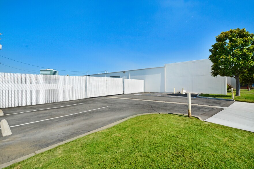 2221 S Dupont Dr, Anaheim, CA for sale - Building Photo - Image 3 of 10