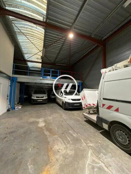 Flex in Mitry-Mory for lease - Interior Photo - Image 2 of 8