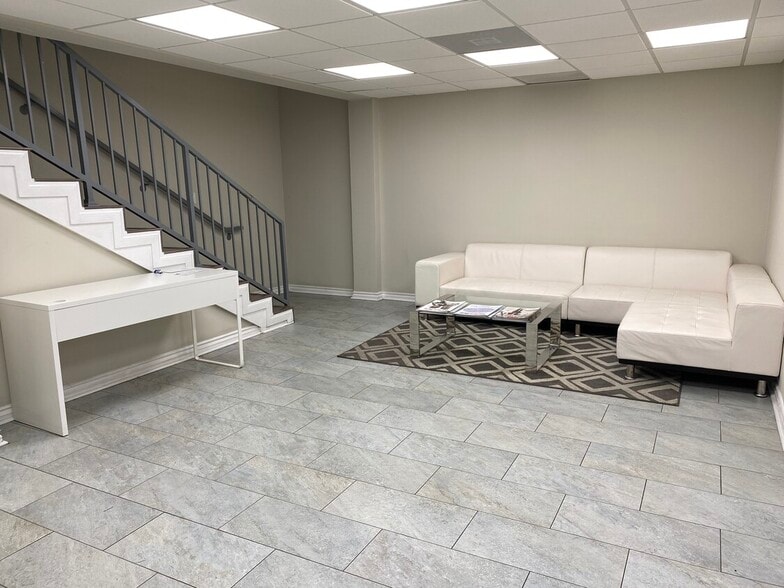 8272-8280 W Sunset Blvd, West Hollywood, CA for lease - Lobby - Image 3 of 11
