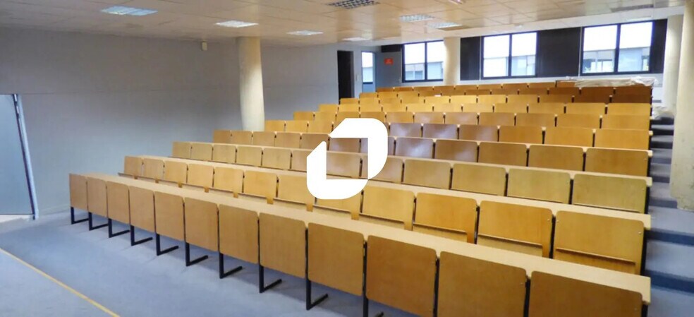 Office in Champs-sur-Marne for lease - Interior Photo - Image 1 of 4