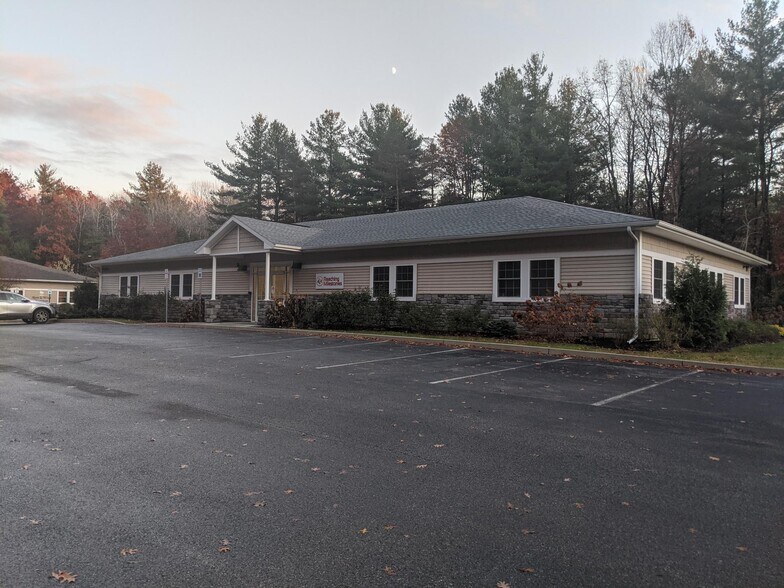 517 Moe Rd, Clifton Park, NY 12065