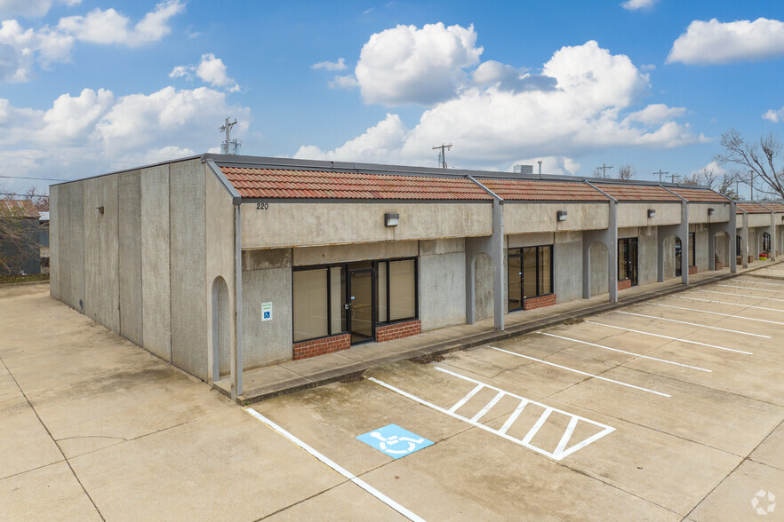 220 NE 38th Ter, Oklahoma City, OK for lease - Building Photo - Image 1 of 3