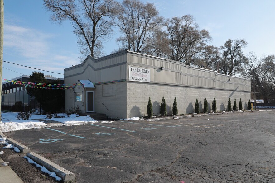 25245 W 7 Mile Rd, Redford, MI for sale - Building Photo - Image 1 of 1