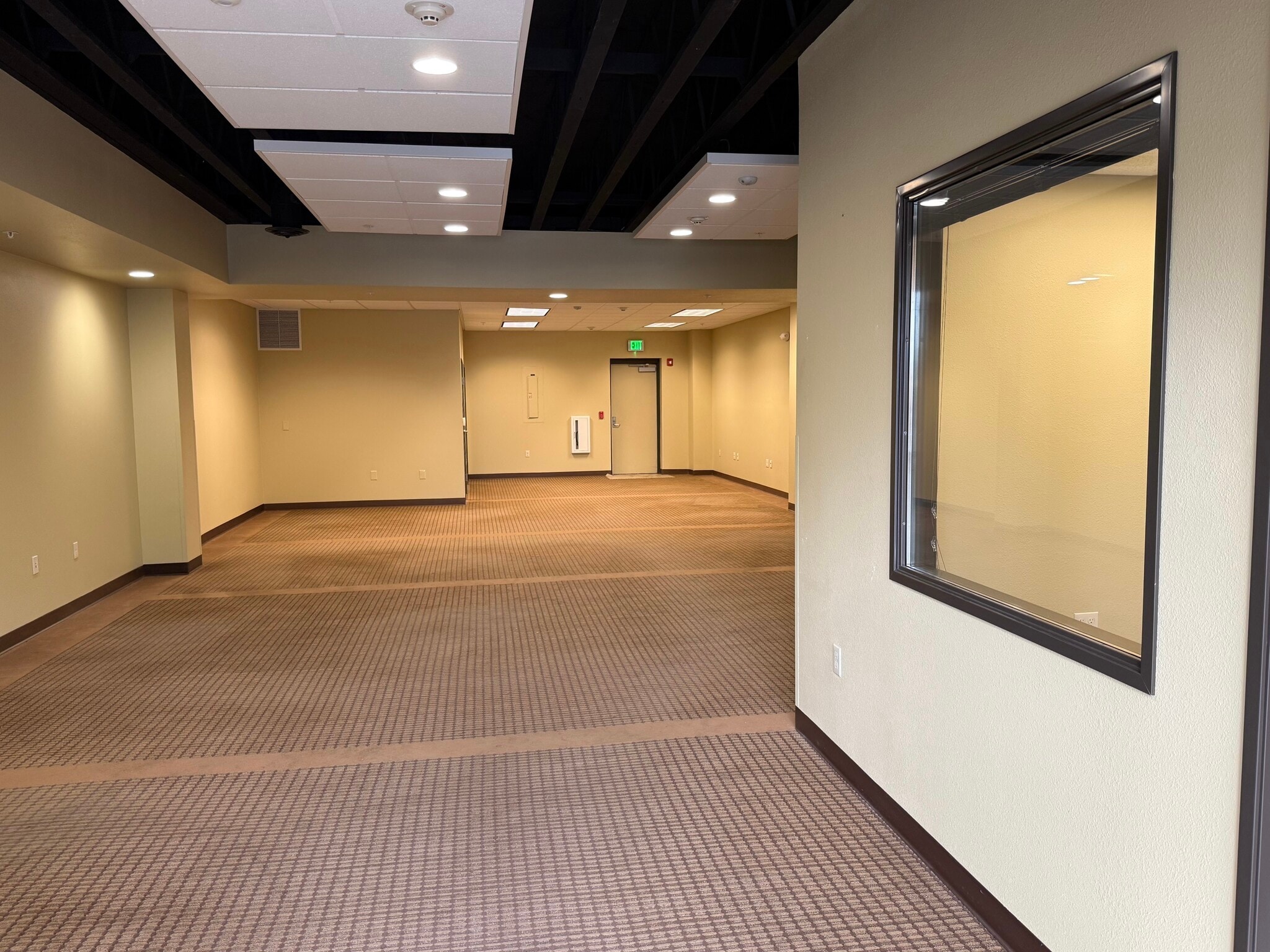 2500 NE Twin Knolls Dr, Bend, OR for lease Interior Photo- Image 1 of 5