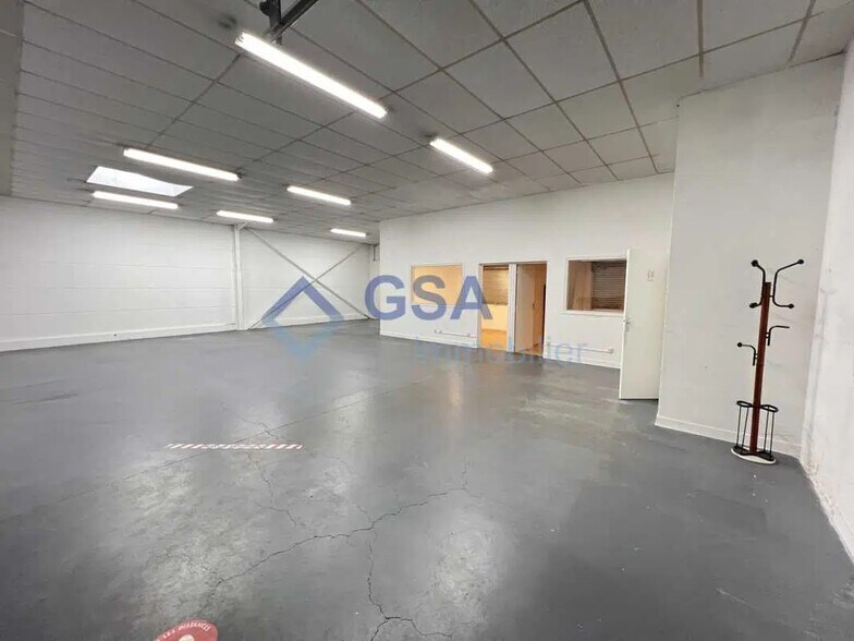 Office in Lisses for lease - Interior Photo - Image 2 of 5