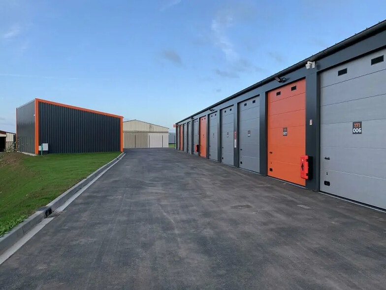 Industrial in Grand-Charmont for lease - Building Photo - Image 2 of 3