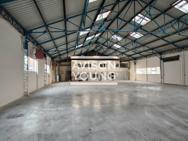 Flex in Noisy-le-Sec for lease - Interior Photo - Image 3 of 5