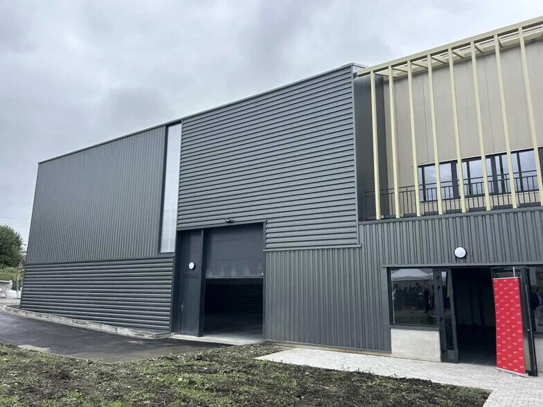 Flex in Tourcoing for lease - Building Photo - Image 2 of 5
