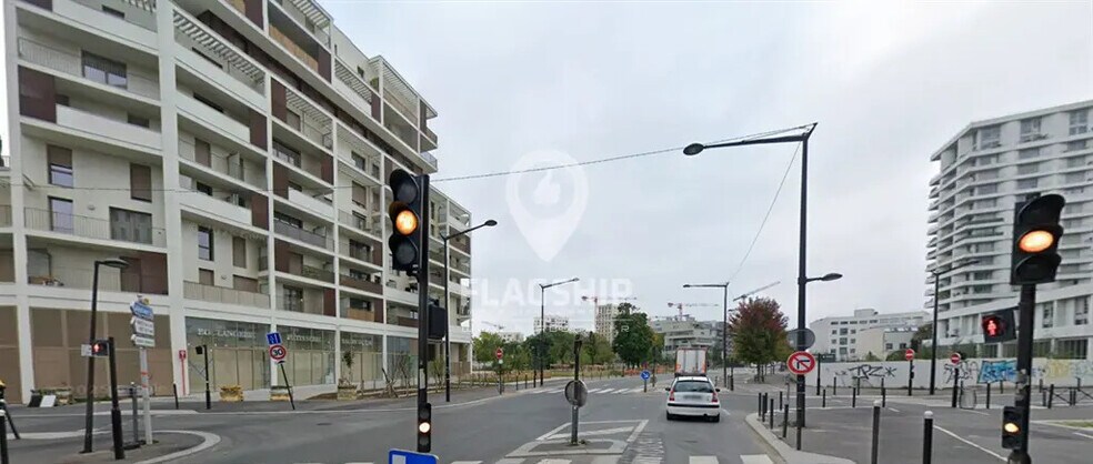 Retail in Ivry-sur-Seine for lease - Building Photo - Image 1 of 2