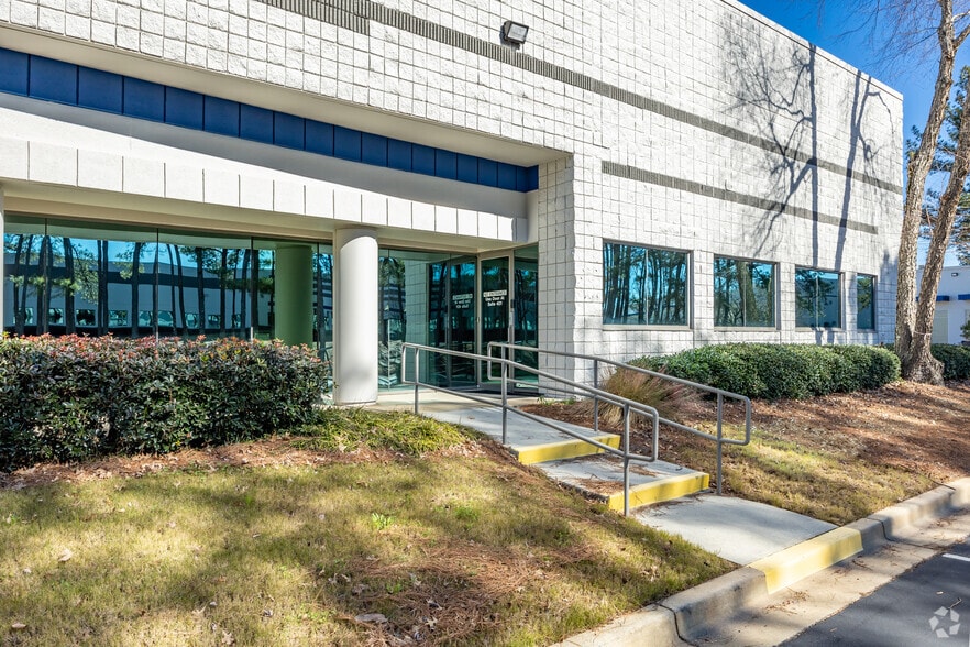 400 Tradeport Blvd, Atlanta, GA for lease - Building Photo - Image 2 of 9