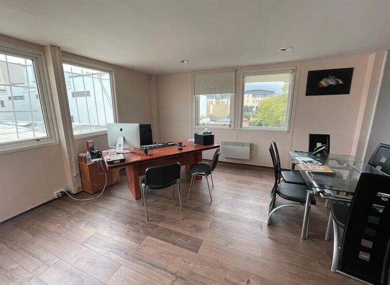 Flex in for lease - Interior Photo - Image 2 of 3