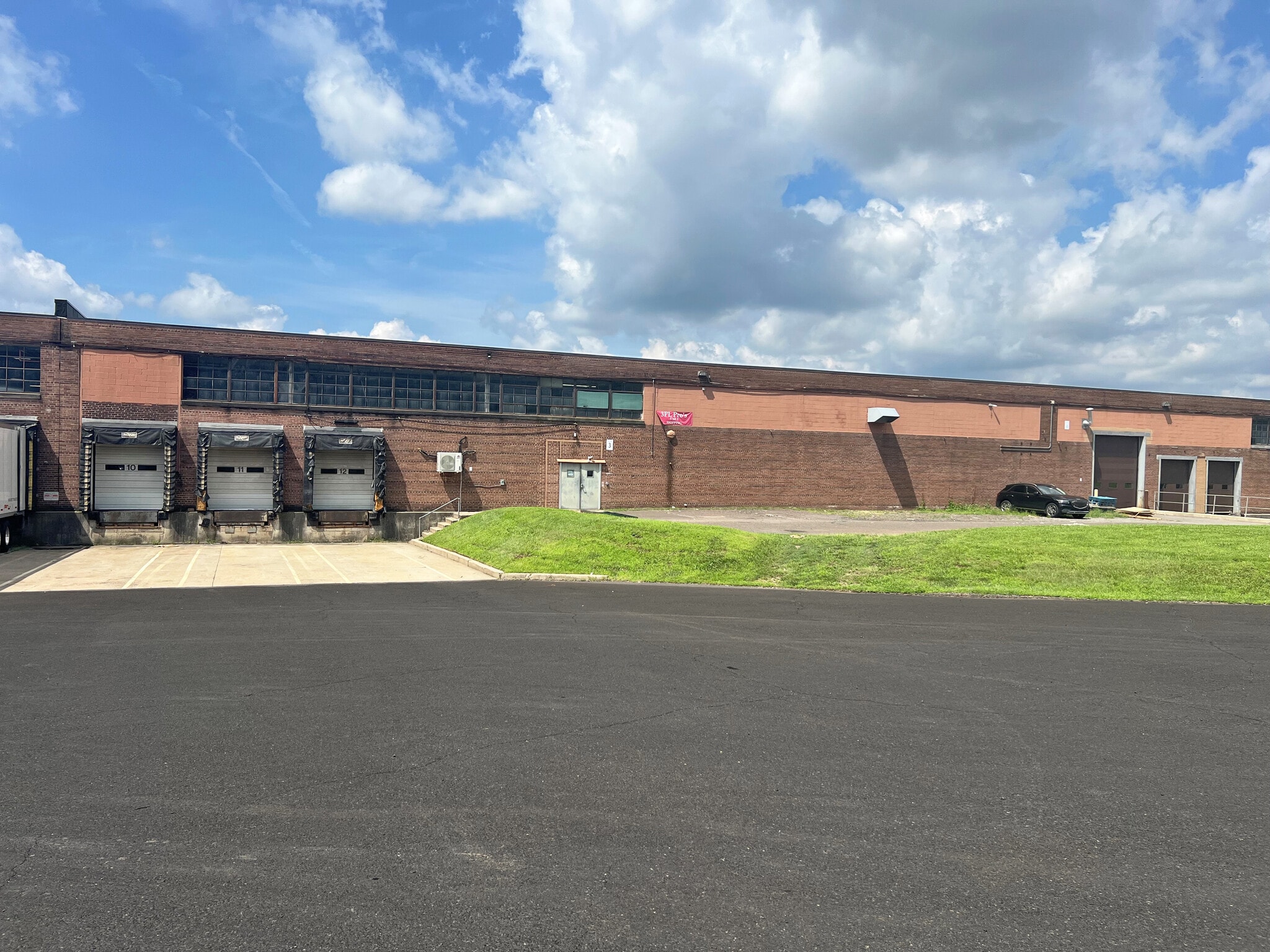 2201 Green Ln, Levittown, PA for lease Building Photo- Image 1 of 13