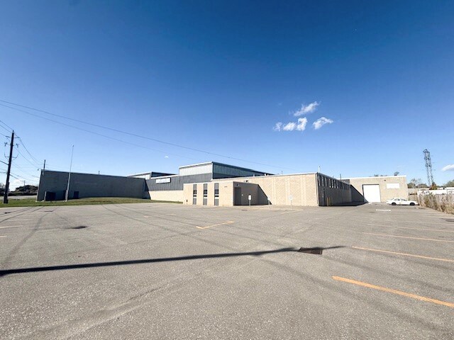 4790 North Service Rd E, Windsor, ON for lease - Primary Photo - Image 1 of 9