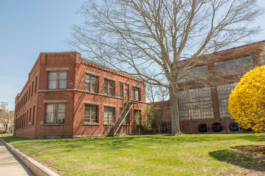 100 Mechanic St, Pawcatuck, CT for lease - Building Photo - Image 2 of 6