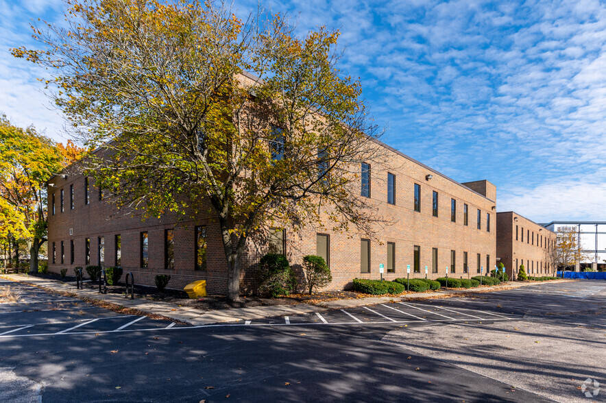 1 Rounder Way, Burlington, MA for sale - Building Photo - Image 1 of 1