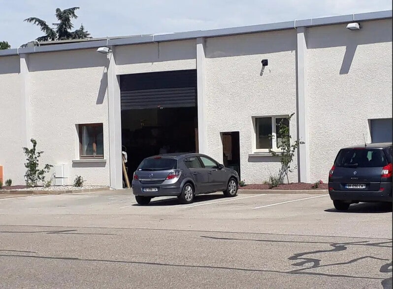 Flex in Décines-Charpieu for lease - Building Photo - Image 1 of 2