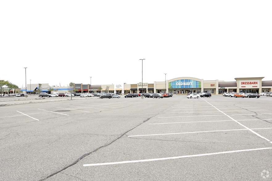 13821-13995 Hall Rd, Shelby Township, MI for lease - Building Photo - Image 2 of 8