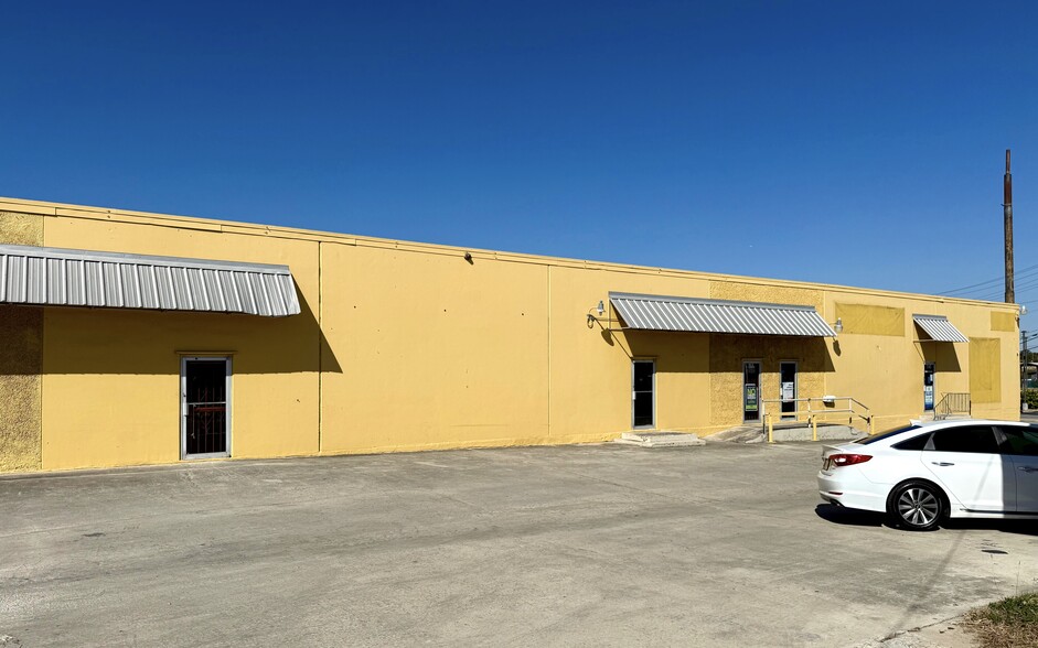 5535-5545 Brewster St, San Antonio, TX for lease - Building Photo - Image 1 of 10