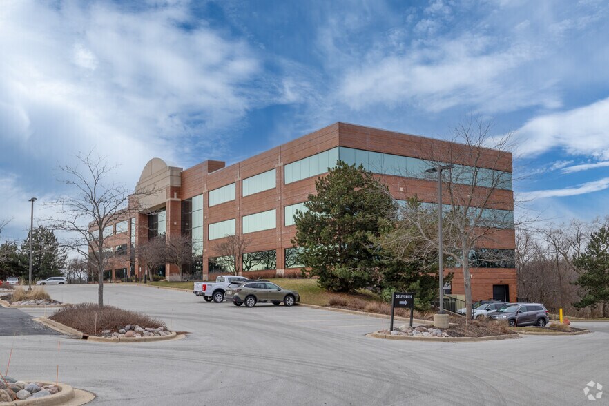 N19W24400 Riverwood Dr, Waukesha, WI for lease - Primary Photo - Image 1 of 10