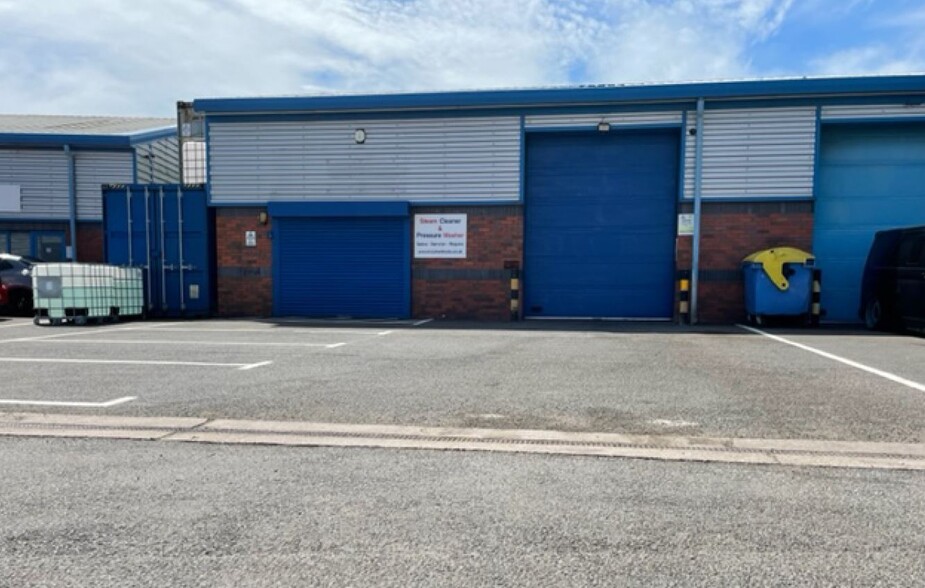 Brookfield Dr, Cannock for lease - Primary Photo - Image 1 of 2