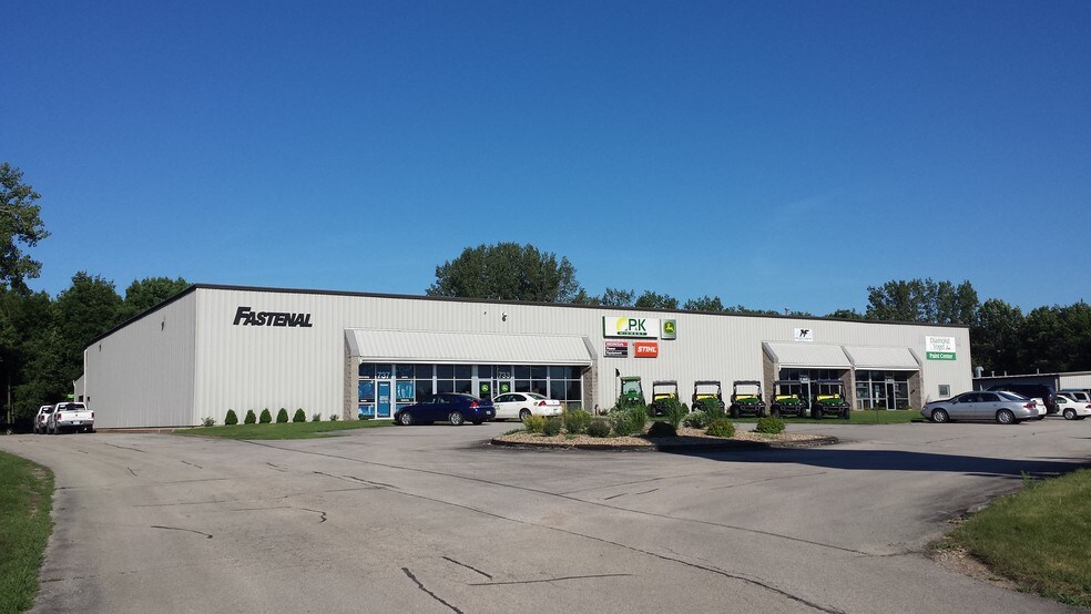 725-733 N Center Point Rd, Hiawatha, IA for sale - Building Photo - Image 1 of 1