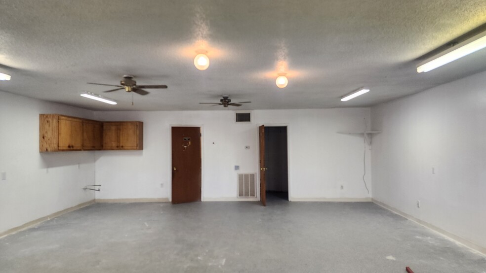 3801 W 14th Ave, Pine Bluff, AR for sale - Interior Photo - Image 3 of 4