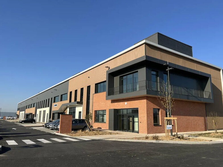 Flex in Saint-Priest for lease - Building Photo - Image 1 of 15