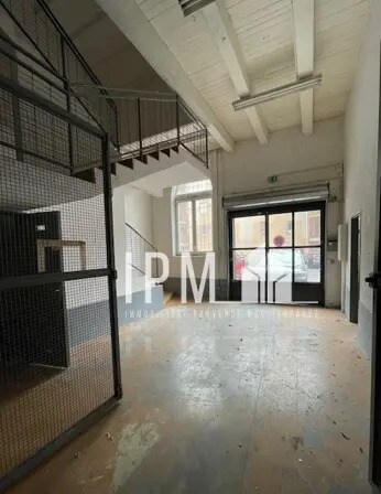 Flex in Marseille for lease - Interior Photo - Image 2 of 7
