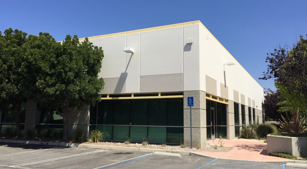 341 Bernoulli Cir, Oxnard, CA for sale - Building Photo - Image 1 of 1
