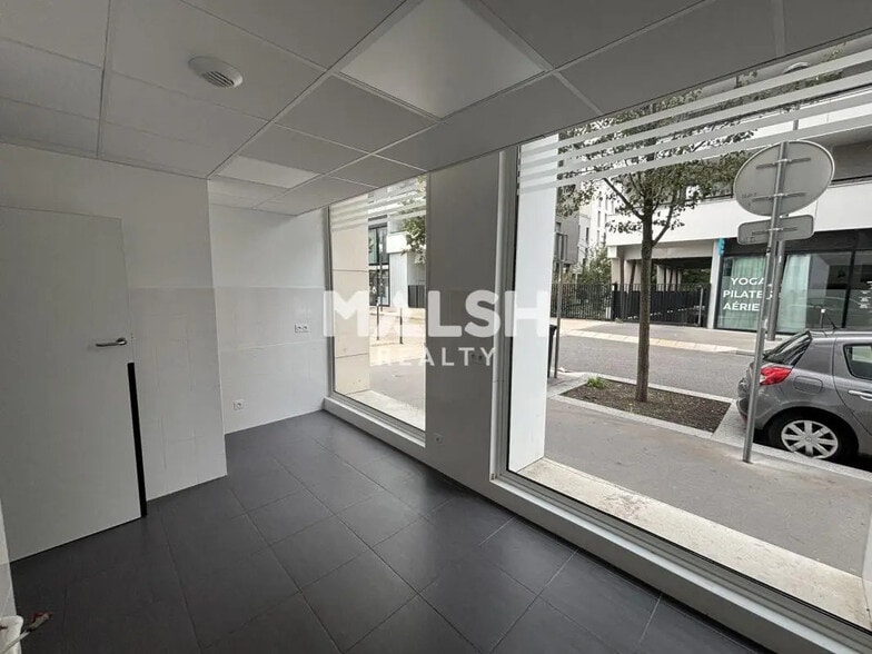 Office in Lyon for lease - Building Photo - Image 2 of 11