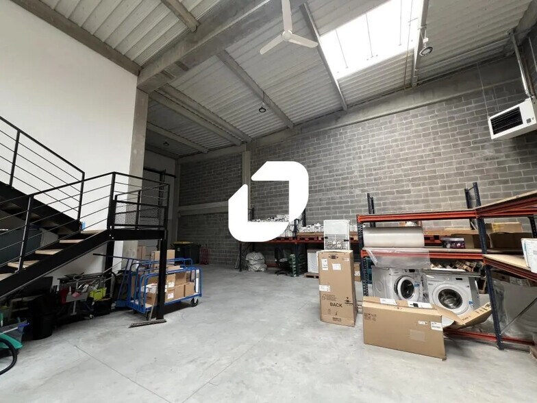 Retail in Lesquin for lease - Interior Photo - Image 1 of 13