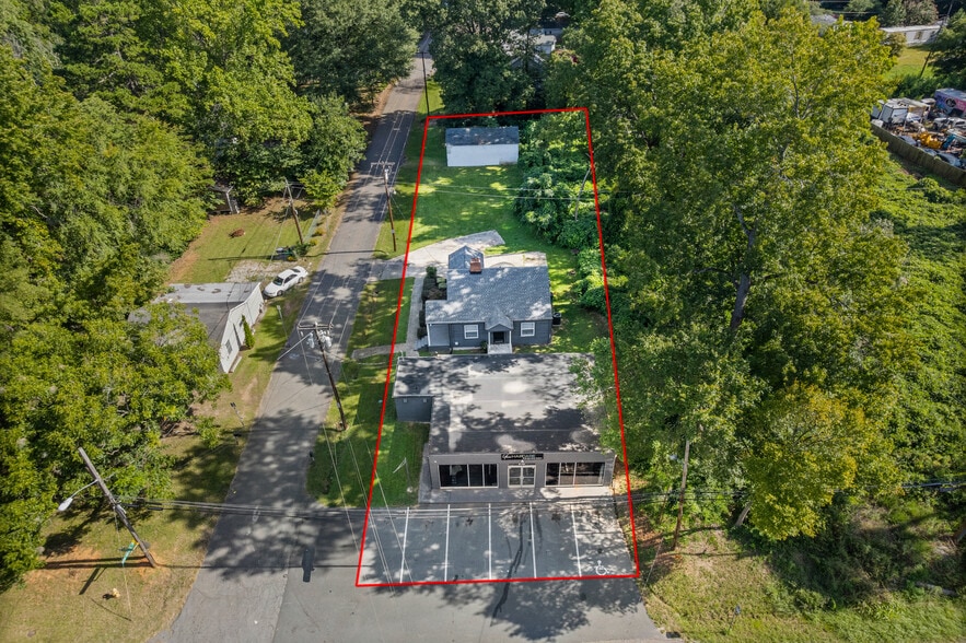 8128 and 8140 Mount Holly Rd portfolio of 2 properties for sale on LoopNet.com - Building Photo - Image 3 of 19