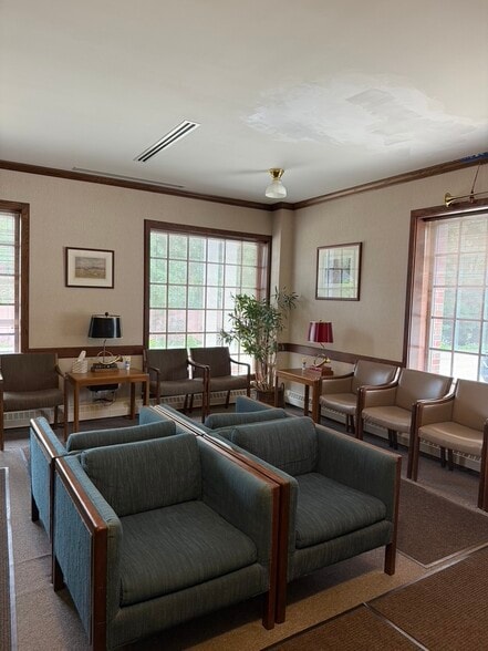 34 W Washington St, Chagrin Falls, OH for lease - Building Photo - Image 3 of 14