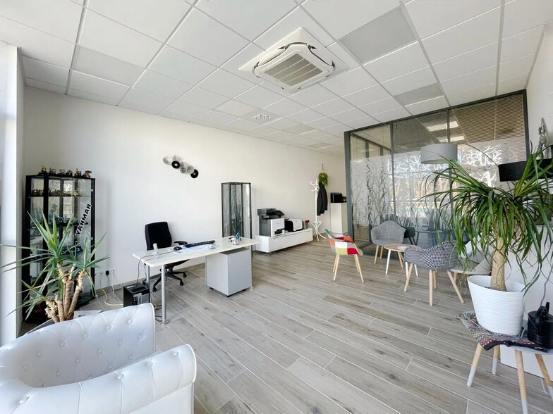 Office in Beauvais for lease - Interior Photo - Image 3 of 5