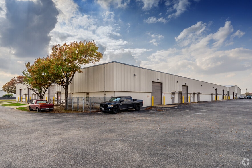 709 Raymond Medina St, San Antonio, TX for lease - Building Photo - Image 3 of 5