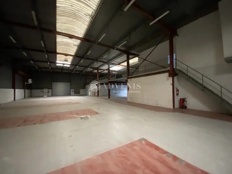 Industrial in Coignières for lease - Interior Photo - Image 2 of 7