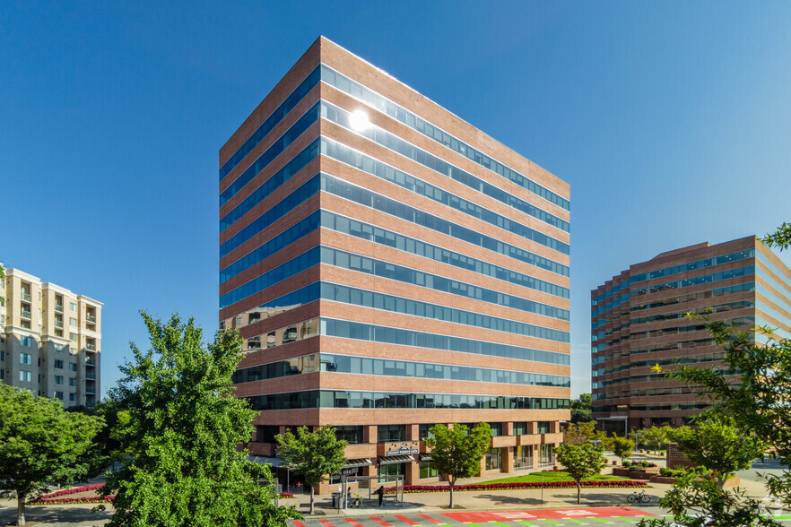 2111 Wilson Blvd, Arlington, VA for lease - Building Photo - Image 2 of 18