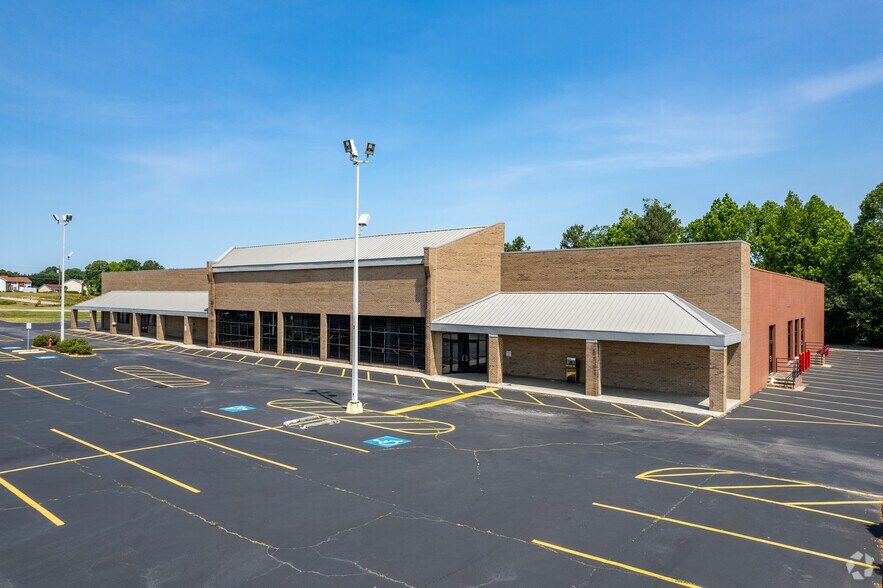 199-317 Habersham County Shopping Ctr, Cornelia, GA for lease - Building Photo - Image 1 of 7