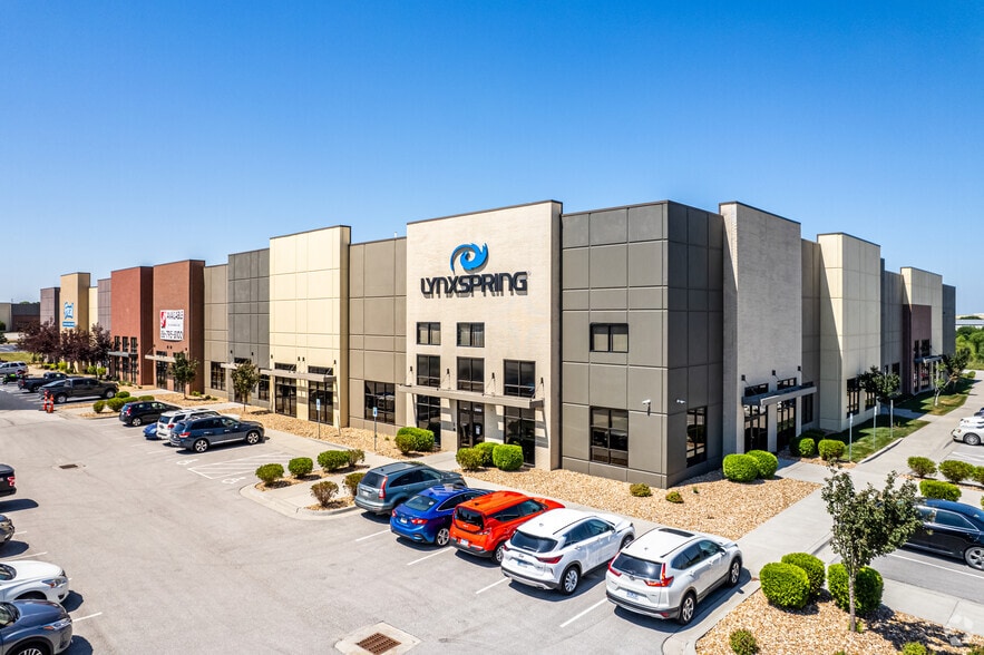 2884-2900 NE Independence Ave, Lee's Summit, MO for lease - Primary Photo - Image 1 of 6