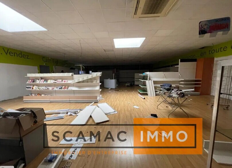 Retail in Saint-Mitre-les-Remparts for lease - Interior Photo - Image 3 of 4