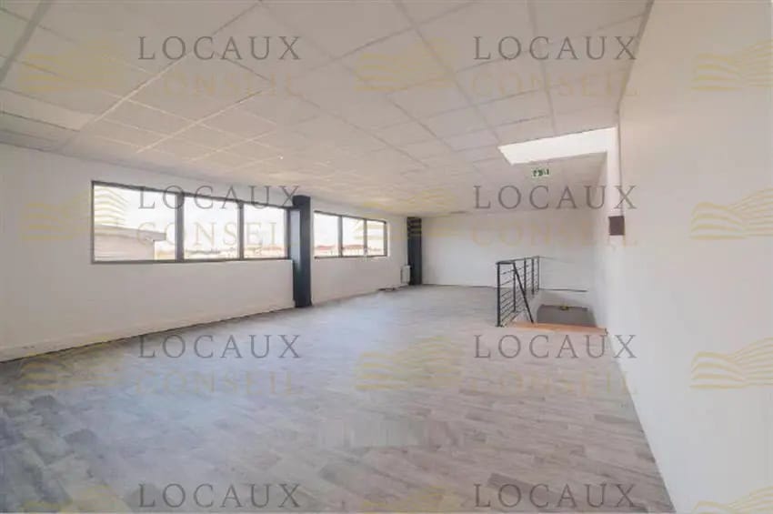 Flex in Cormeilles-en-Parisis for lease - Interior Photo - Image 3 of 6