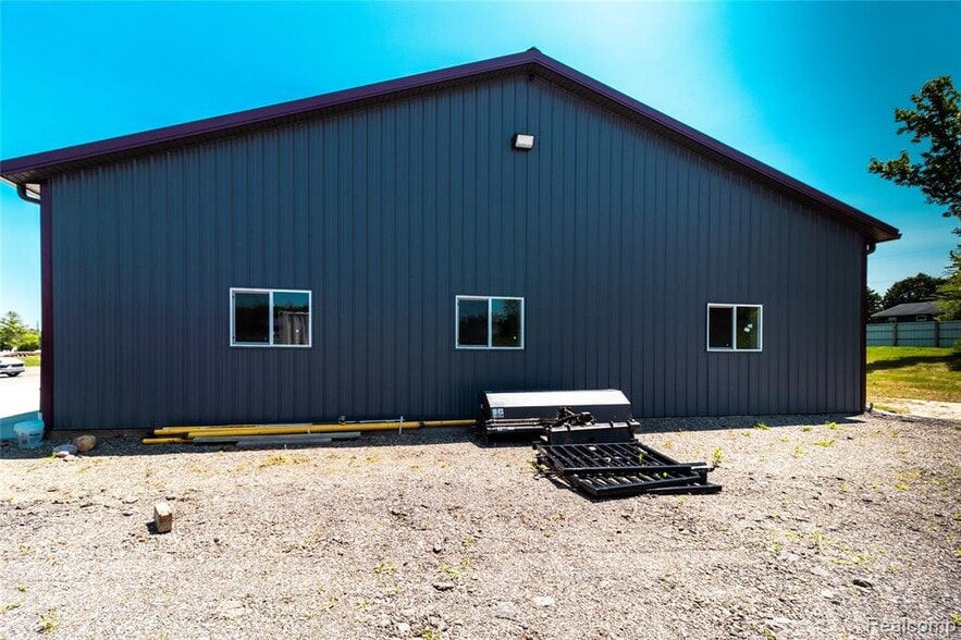 1697 N Saginaw St, Lapeer, MI for lease - Building Photo - Image 3 of 7