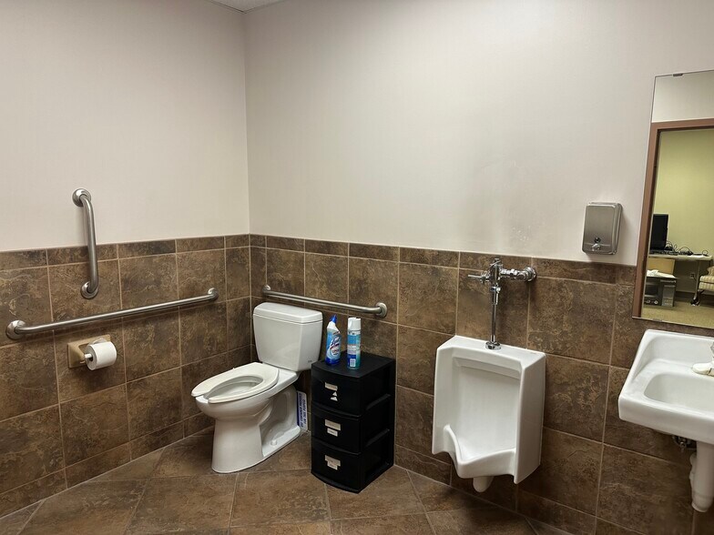 307 12th Ave S, Buffalo, MN for lease - Interior Photo - Image 2 of 7