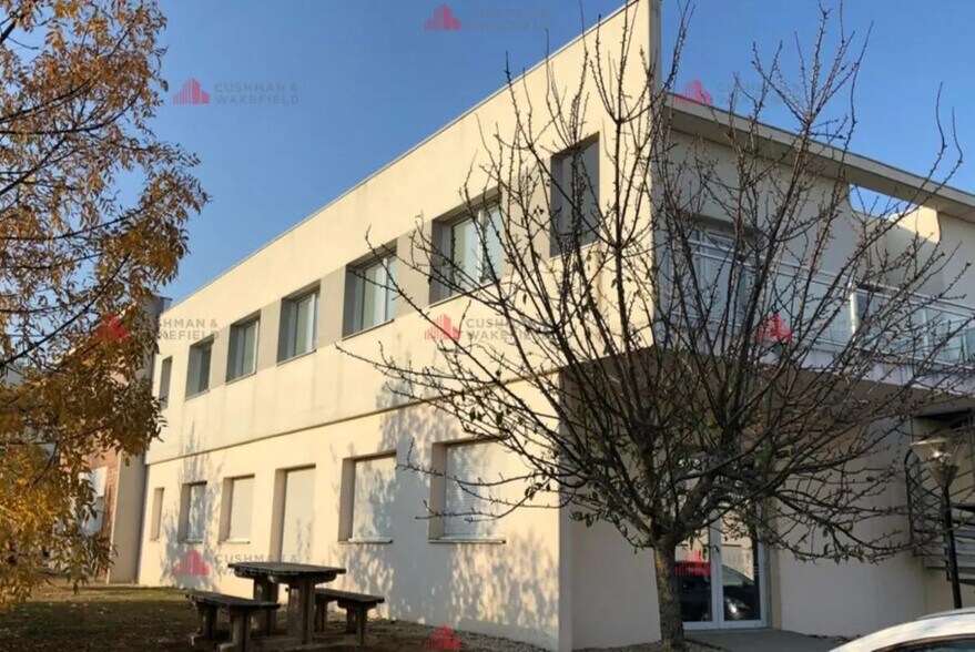 Office in Quetigny for lease - Building Photo - Image 1 of 4