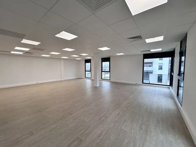 Office in Péronnas for lease - Interior Photo - Image 2 of 5