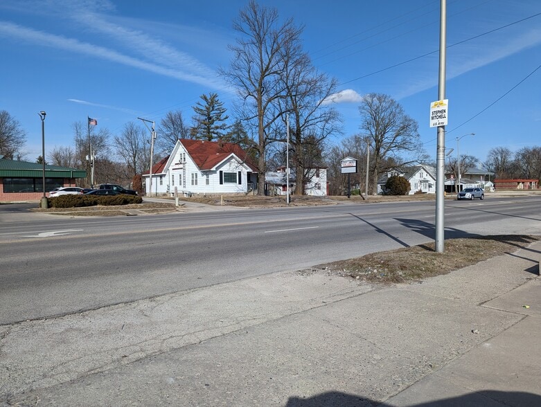 915 Lincoln Ave, Charleston, IL for sale - Building Photo - Image 3 of 6