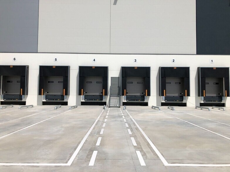 Industrial in Córdoba for lease - Building Photo - Image 3 of 9